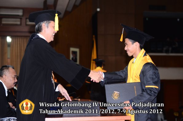 wisuda-unpad-gel-iv-2011_2012-fakultas-kedokteran-ekonomi-dan-bisnis-oleh-dekan-086