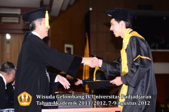 wisuda-unpad-gel-iv-2011_2012-fakultas-kedokteran-ekonomi-dan-bisnis-oleh-dekan-087