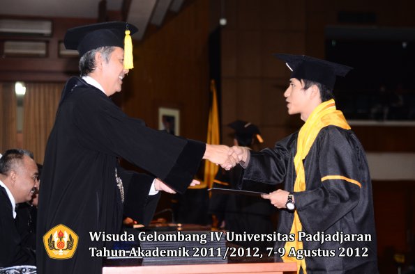 wisuda-unpad-gel-iv-2011_2012-fakultas-kedokteran-ekonomi-dan-bisnis-oleh-dekan-088