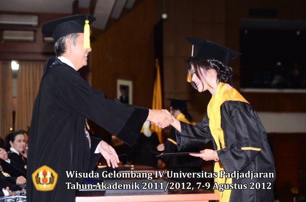 wisuda-unpad-gel-iv-2011_2012-fakultas-kedokteran-ekonomi-dan-bisnis-oleh-dekan-099