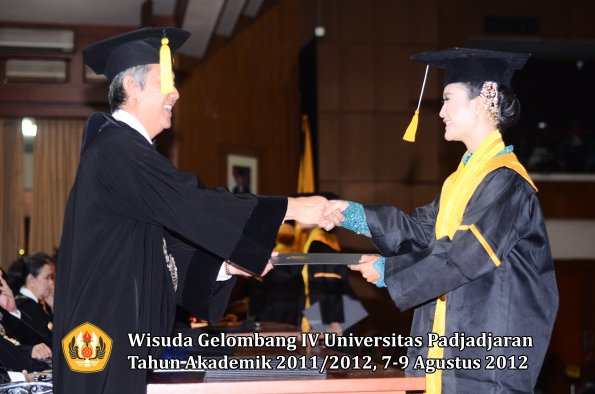 wisuda-unpad-gel-iv-2011_2012-fakultas-kedokteran-ekonomi-dan-bisnis-oleh-dekan-103