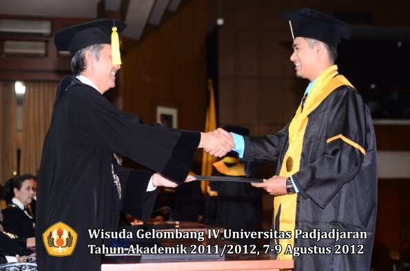 wisuda-unpad-gel-iv-2011_2012-fakultas-kedokteran-ekonomi-dan-bisnis-oleh-dekan-105