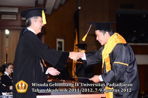 wisuda-unpad-gel-iv-2011_2012-fakultas-kedokteran-ekonomi-dan-bisnis-oleh-dekan-106