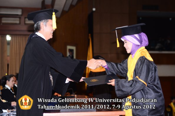 wisuda-unpad-gel-iv-2011_2012-fakultas-kedokteran-ekonomi-dan-bisnis-oleh-dekan-108