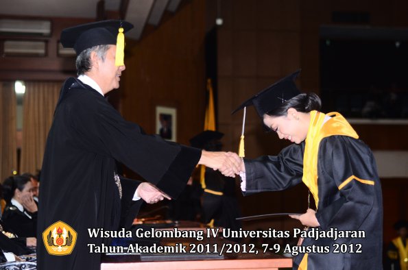 wisuda-unpad-gel-iv-2011_2012-fakultas-kedokteran-ekonomi-dan-bisnis-oleh-dekan-110