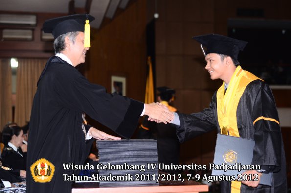 wisuda-unpad-gel-iv-2011_2012-fakultas-kedokteran-ekonomi-dan-bisnis-oleh-dekan-115