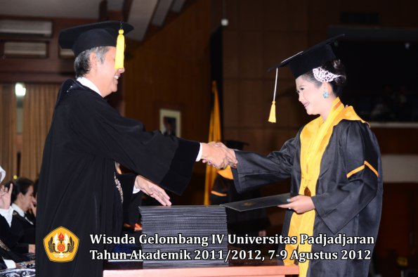 wisuda-unpad-gel-iv-2011_2012-fakultas-kedokteran-ekonomi-dan-bisnis-oleh-dekan-120