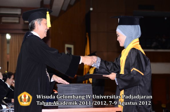 wisuda-unpad-gel-iv-2011_2012-fakultas-kedokteran-ekonomi-dan-bisnis-oleh-dekan-121