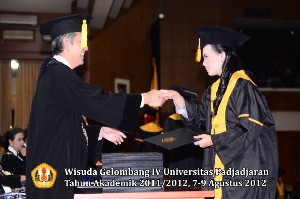 wisuda-unpad-gel-iv-2011_2012-fakultas-kedokteran-ekonomi-dan-bisnis-oleh-dekan-126