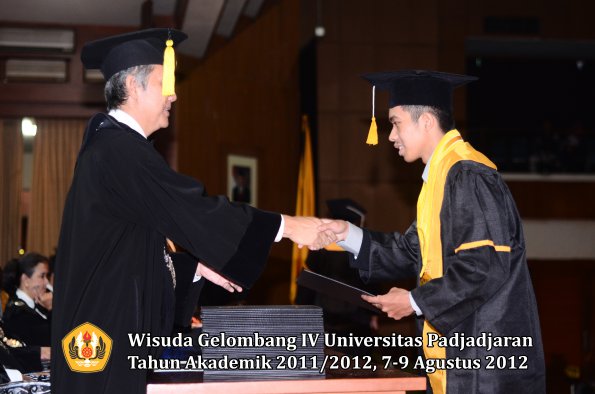 wisuda-unpad-gel-iv-2011_2012-fakultas-kedokteran-ekonomi-dan-bisnis-oleh-dekan-128