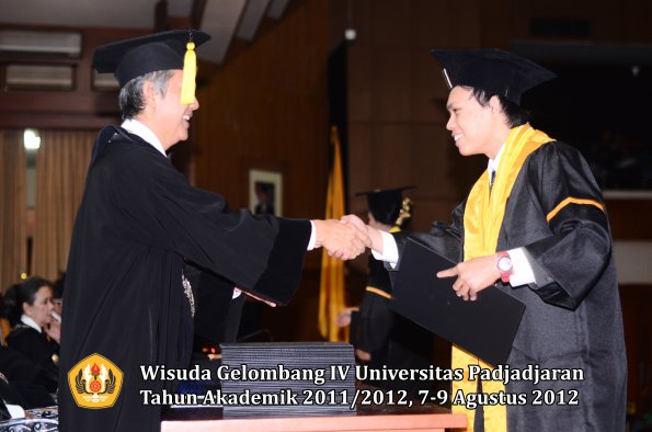 wisuda-unpad-gel-iv-2011_2012-fakultas-kedokteran-ekonomi-dan-bisnis-oleh-dekan-132