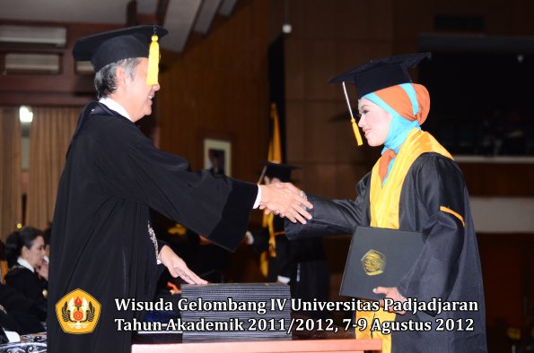 wisuda-unpad-gel-iv-2011_2012-fakultas-kedokteran-ekonomi-dan-bisnis-oleh-dekan-134