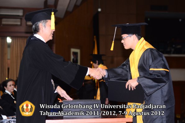 wisuda-unpad-gel-iv-2011_2012-fakultas-kedokteran-ekonomi-dan-bisnis-oleh-dekan-136