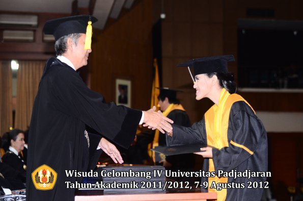 wisuda-unpad-gel-iv-2011_2012-fakultas-kedokteran-ekonomi-dan-bisnis-oleh-dekan-140