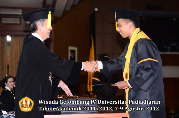 wisuda-unpad-gel-iv-2011_2012-fakultas-kedokteran-ekonomi-dan-bisnis-oleh-dekan-142