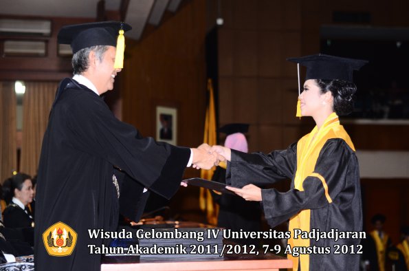 wisuda-unpad-gel-iv-2011_2012-fakultas-kedokteran-ekonomi-dan-bisnis-oleh-dekan-144