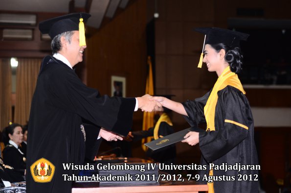 wisuda-unpad-gel-iv-2011_2012-fakultas-kedokteran-ekonomi-dan-bisnis-oleh-dekan-145