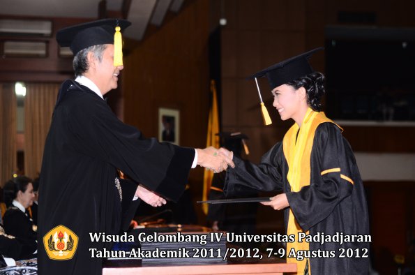 wisuda-unpad-gel-iv-2011_2012-fakultas-kedokteran-ekonomi-dan-bisnis-oleh-dekan-146