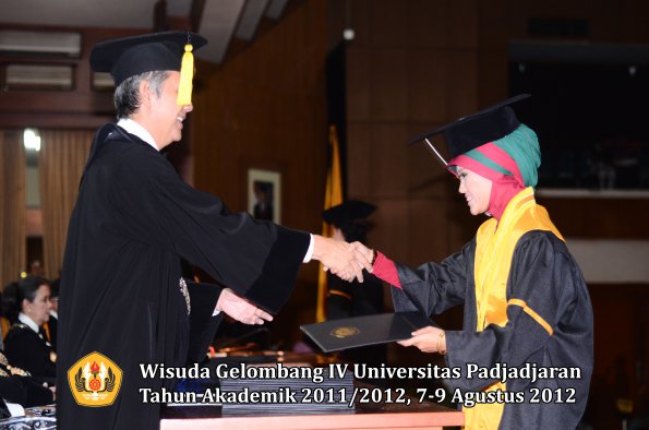 wisuda-unpad-gel-iv-2011_2012-fakultas-kedokteran-ekonomi-dan-bisnis-oleh-dekan-147