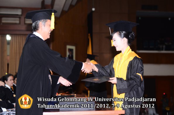 wisuda-unpad-gel-iv-2011_2012-fakultas-kedokteran-ekonomi-dan-bisnis-oleh-dekan-151