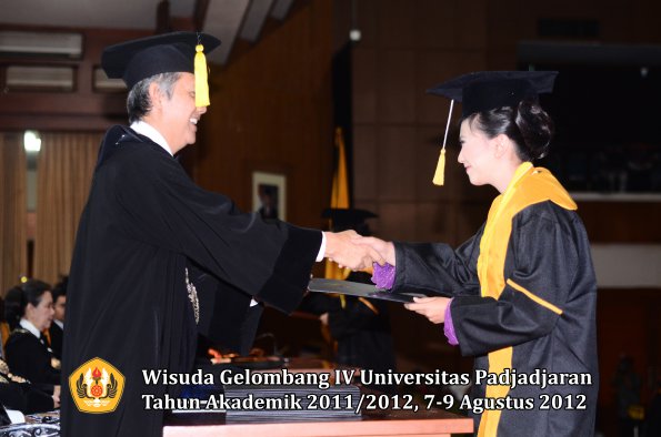 wisuda-unpad-gel-iv-2011_2012-fakultas-kedokteran-ekonomi-dan-bisnis-oleh-dekan-152