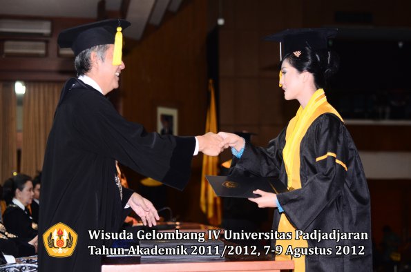 wisuda-unpad-gel-iv-2011_2012-fakultas-kedokteran-ekonomi-dan-bisnis-oleh-dekan-153