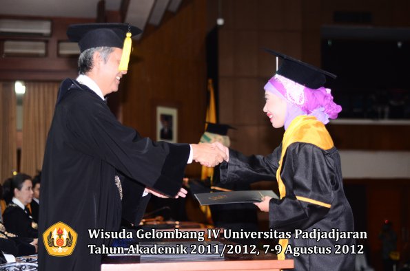 wisuda-unpad-gel-iv-2011_2012-fakultas-kedokteran-ekonomi-dan-bisnis-oleh-dekan-155