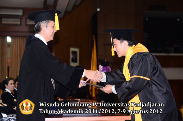 wisuda-unpad-gel-iv-2011_2012-fakultas-kedokteran-ekonomi-dan-bisnis-oleh-dekan-156