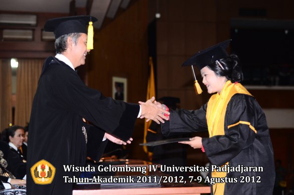 wisuda-unpad-gel-iv-2011_2012-fakultas-kedokteran-ekonomi-dan-bisnis-oleh-dekan-157