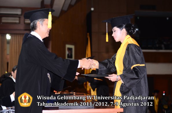 wisuda-unpad-gel-iv-2011_2012-fakultas-kedokteran-ekonomi-dan-bisnis-oleh-dekan-161