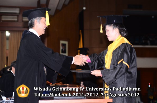 wisuda-unpad-gel-iv-2011_2012-fakultas-kedokteran-ekonomi-dan-bisnis-oleh-dekan-162