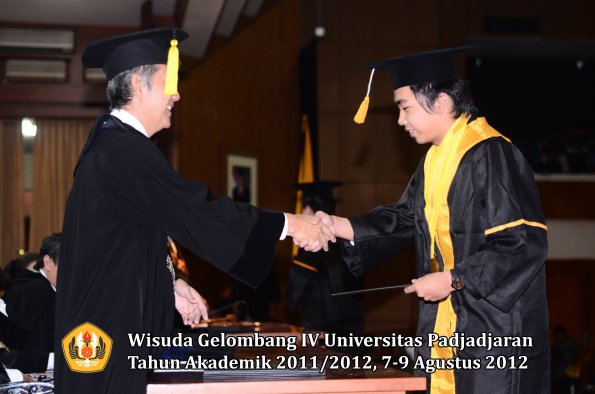 wisuda-unpad-gel-iv-2011_2012-fakultas-kedokteran-ekonomi-dan-bisnis-oleh-dekan-163