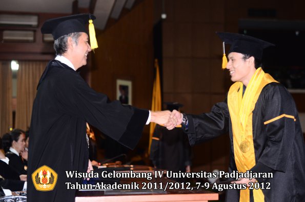 wisuda-unpad-gel-iv-2011_2012-fakultas-kedokteran-ekonomi-dan-bisnis-oleh-dekan-166