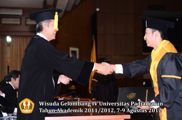 wisuda-unpad-gel-iv-2011_2012-fakultas-kedokteran-ekonomi-dan-bisnis-oleh-dekan-167