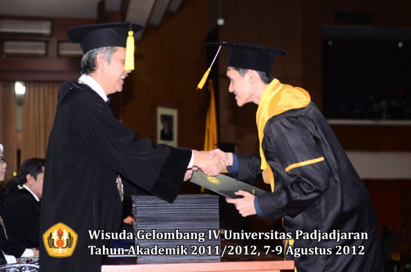 wisuda-unpad-gel-iv-2011_2012-fakultas-kedokteran-ekonomi-dan-bisnis-oleh-dekan-168