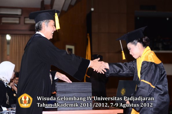 wisuda-unpad-gel-iv-2011_2012-fakultas-kedokteran-ekonomi-dan-bisnis-oleh-dekan-169