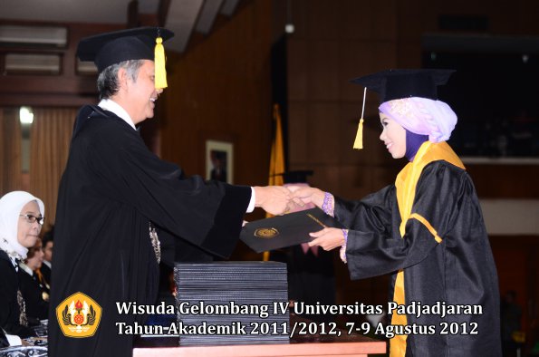 wisuda-unpad-gel-iv-2011_2012-fakultas-kedokteran-ekonomi-dan-bisnis-oleh-dekan-172