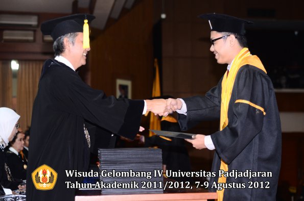 wisuda-unpad-gel-iv-2011_2012-fakultas-kedokteran-ekonomi-dan-bisnis-oleh-dekan-173