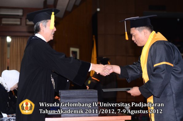 wisuda-unpad-gel-iv-2011_2012-fakultas-kedokteran-ekonomi-dan-bisnis-oleh-dekan-174