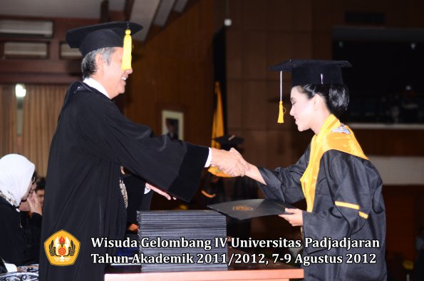 wisuda-unpad-gel-iv-2011_2012-fakultas-kedokteran-ekonomi-dan-bisnis-oleh-dekan-176