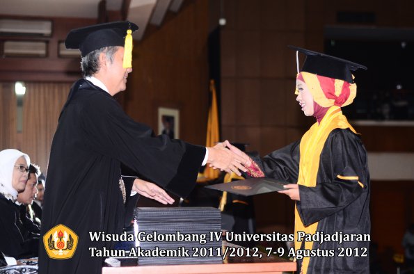 wisuda-unpad-gel-iv-2011_2012-fakultas-kedokteran-ekonomi-dan-bisnis-oleh-dekan-178