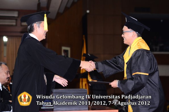 wisuda-unpad-gel-iv-2011_2012-fakultas-kedokteran-ekonomi-dan-bisnis-oleh-dekan-181