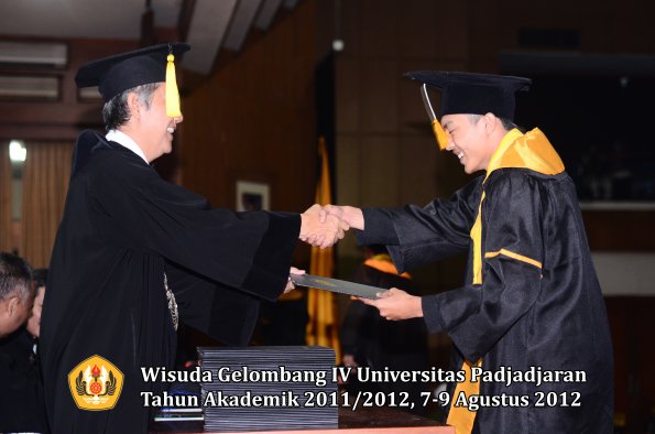 wisuda-unpad-gel-iv-2011_2012-fakultas-kedokteran-ekonomi-dan-bisnis-oleh-dekan-182