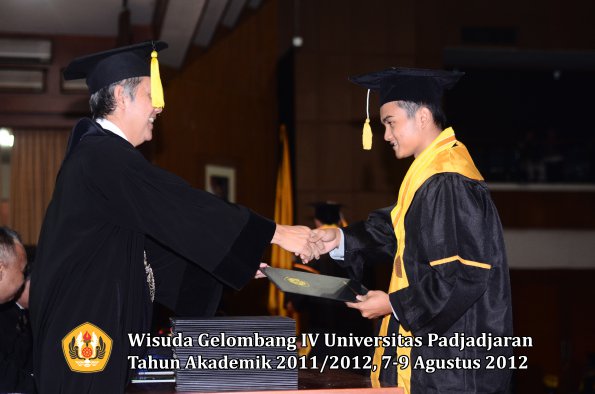 wisuda-unpad-gel-iv-2011_2012-fakultas-kedokteran-ekonomi-dan-bisnis-oleh-dekan-183