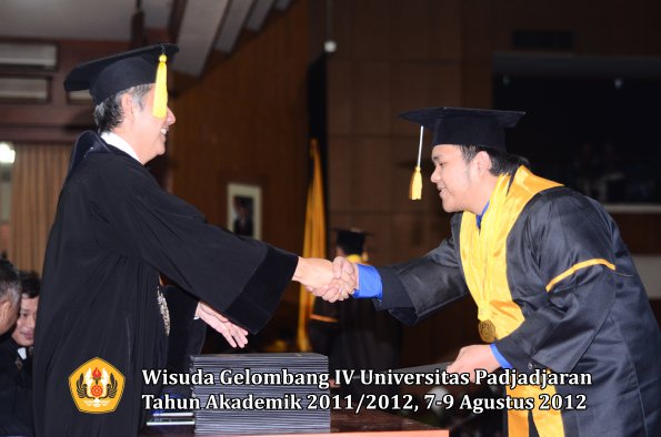 wisuda-unpad-gel-iv-2011_2012-fakultas-kedokteran-ekonomi-dan-bisnis-oleh-dekan-184