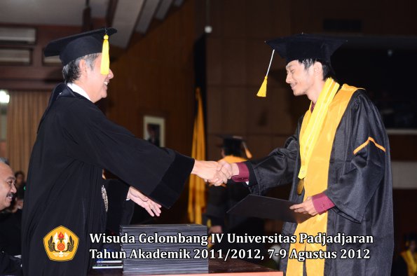 wisuda-unpad-gel-iv-2011_2012-fakultas-kedokteran-ekonomi-dan-bisnis-oleh-dekan-185