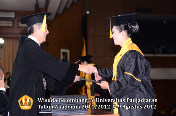 wisuda-unpad-gel-iv-2011_2012-fakultas-kedokteran-ekonomi-dan-bisnis-oleh-dekan-186