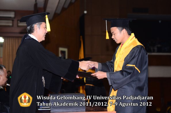 wisuda-unpad-gel-iv-2011_2012-fakultas-kedokteran-ekonomi-dan-bisnis-oleh-dekan-188