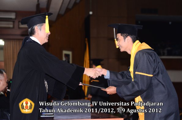 wisuda-unpad-gel-iv-2011_2012-fakultas-kedokteran-ekonomi-dan-bisnis-oleh-dekan-189