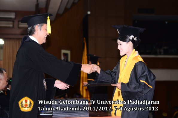 wisuda-unpad-gel-iv-2011_2012-fakultas-kedokteran-ekonomi-dan-bisnis-oleh-dekan-190